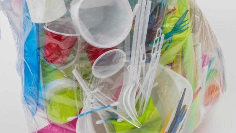 Уряд Іспанії затвердив проект закону, який вводить новий податок на пластикові відходи.