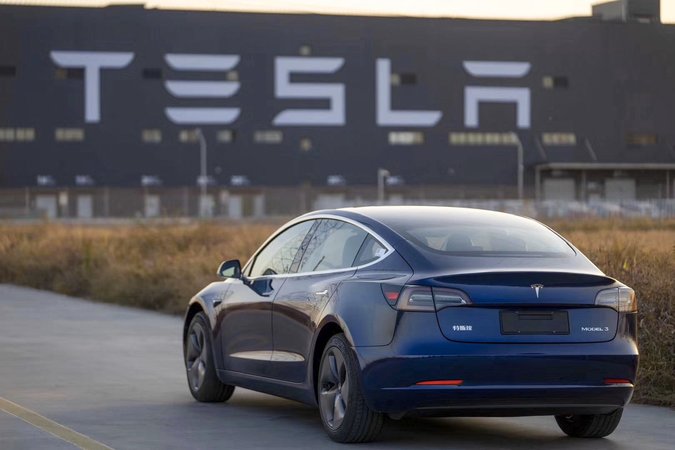 Стоимость акций производителя электромобилей Tesla 10 июня впервые в истории компании превысила $1000.