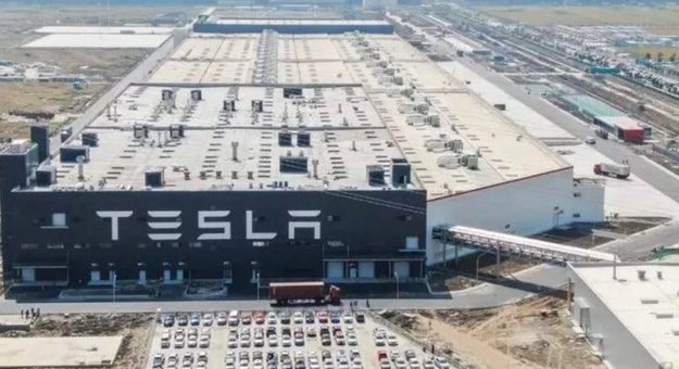 Компания Tesla планирует открыть новый завод в США и привлечь более миллиарда долларов.