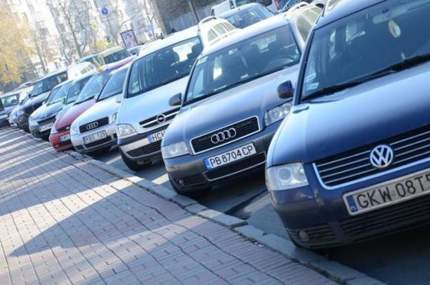 У Раді зареєстрували три законопроєкти (№3704, 3705 і 3706), які пропонують з 1 січня звільнити від сплати акцизного податку автомобілі, ввезені в Україну з-за кордону.