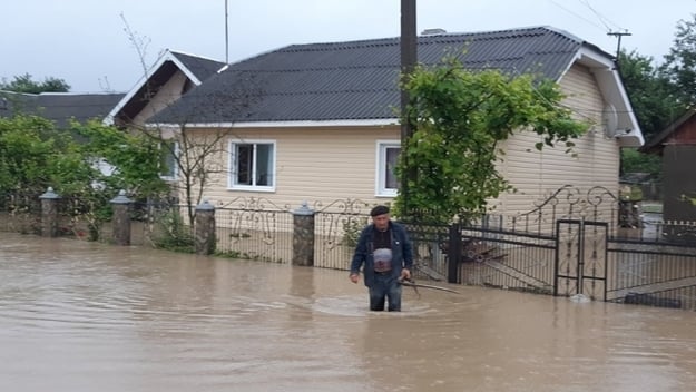 Кабмин выделил 754 миллиона гривен из резервного фонда для оказания помощи населению западных областей, которые пострадали от наводнений.