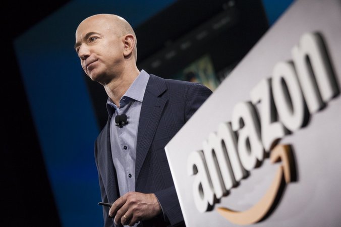Найбагатша людина в світі глава Amazon Джефф Безос збільшив свій статок до $172 млрд, випливає з даних рейтингу Bloomberg Billionaires Index.