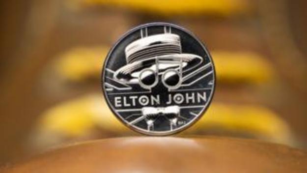 Королівський монетний двір вирішив відзначити більш ніж 50-річну творчість британського музиканта Елтона Джона золотою пам'ятною монетою номіналом 1 000 фунтів ($1247).