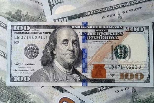 К закрытию межбанка американский доллар в покупке и в продаже подешевел на 2 копейки.