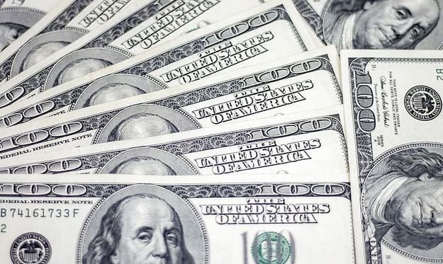К открытию межбанка американский доллар в покупке подорожал на 8 копеек, в продаже — 7 копеек.