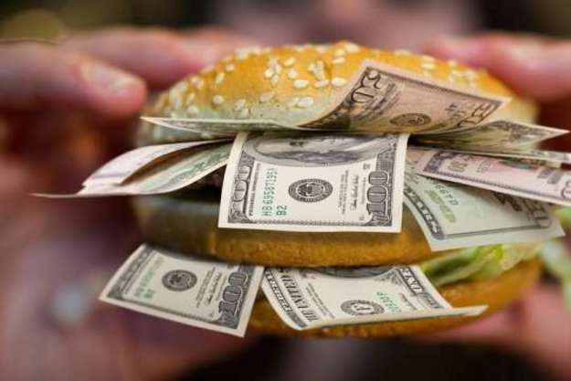 Украинская гривна оказалась в пятерке самых недооцененных валют мира в обновленном индексе бигмака (The Big Mac Index).