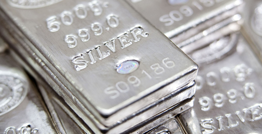 Серебро завершило торги в Нью-Йорке в понедельник на максимальной отметке за четыре года, и цена продолжает повышаться.