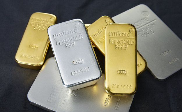 Стоимость золота поднялась до $1860 за тройскую унцию в среду утром, а серебро подорожало до $23: это самые высокие уровни с 2011 и 2013 годов соответственно.