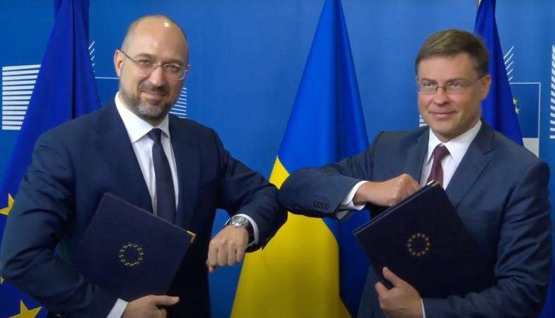 23 липня  Україна підписала меморандум та кредитну угоду з Єврокомісією.