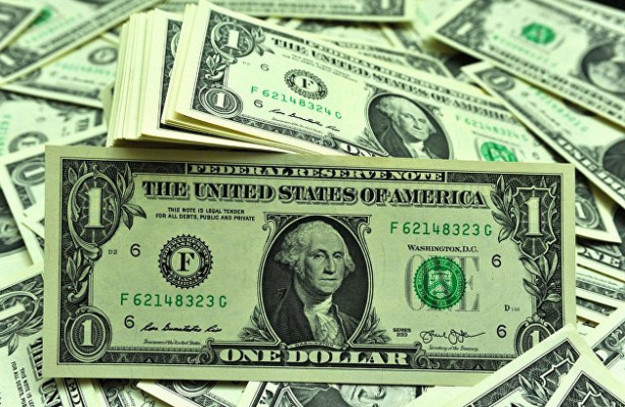 До відкриття міжбанку американський долар в купівлі і в продажу подешевшав на 3 копійки.