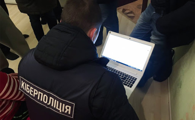 Двом жителям Хмельницького загрожує до шести років в'язниці — через нелегальний сайт-обмінник вони здійснювали переказ криптовалют та низки електронних валют, заборонених в Україні, і обмін на гривню.