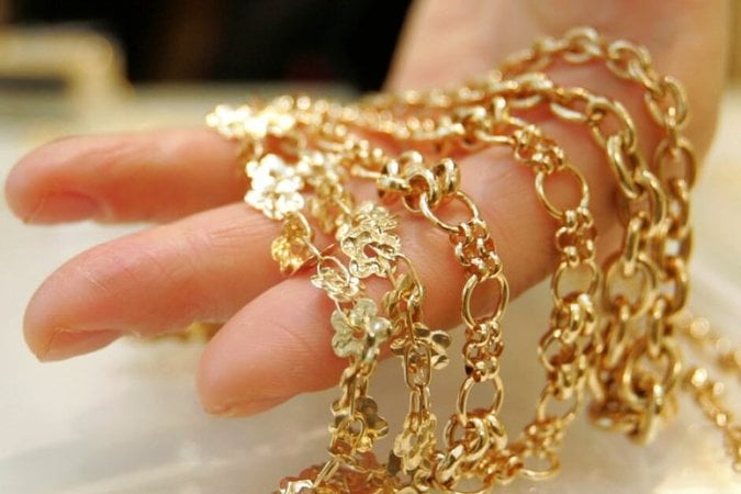 Глобальный спрос на ювелирные изделия из золота во втором квартале 2020 года упал на 53%, до рекордного квартального минимума в 251 тонн.