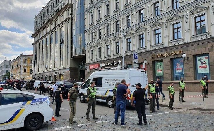 В центре Киева в бизнес-центр Леонардо зашел мужчина, который утверждает, что у него в рюкзаке бомба.