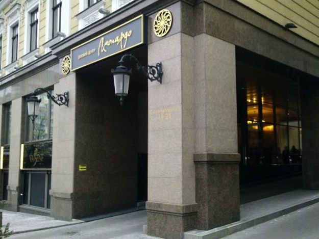 Правоохоронці затримали загарбника, який погрожував підірвати банк в центрі Києва.