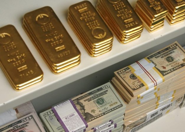 Цена на золото обновила свои исторические максимумы и торгуется уже около отметки в $2050 за унцию.
