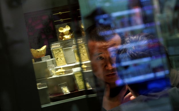 Богатые жители вывозят из Гонконга все больше золота в другие страны из-за нового китайского закона о национальной безопасности.