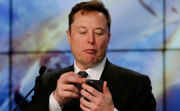 Основатель компаний Tesla и SpaceX Илон Маск поднялся на четвертое место рейтинга самых богатых людей мира.