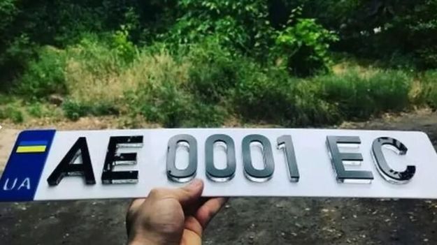 Украинских водителей предупредили, что их будут штрафовать, если они установят ЗD номерные знаки, которые стали модными в последнее время.