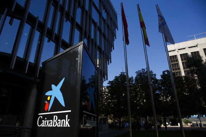 Іспанські банки CaixaBank SA і Bankia SA заявили, що ведуть переговори про можливе злиття.