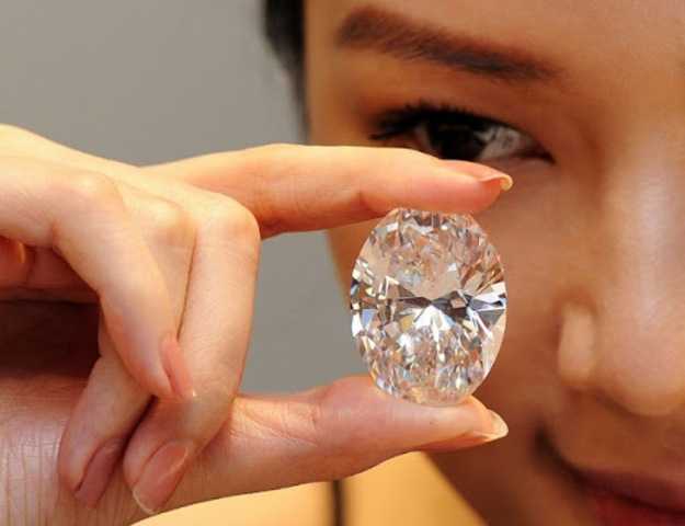 На початку жовтня на торги в аукціонному домі Sotheby's виставлять один з рідкісних в світі діамантів «бездоганний білий бенгальський вогонь».