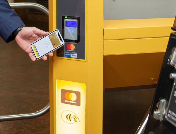 Тепер оплатити проїзд в метрополітені Дніпра можна безконтактною карткою, смартфоном або іншим пристроєм з NFC — просто на турнікеті.