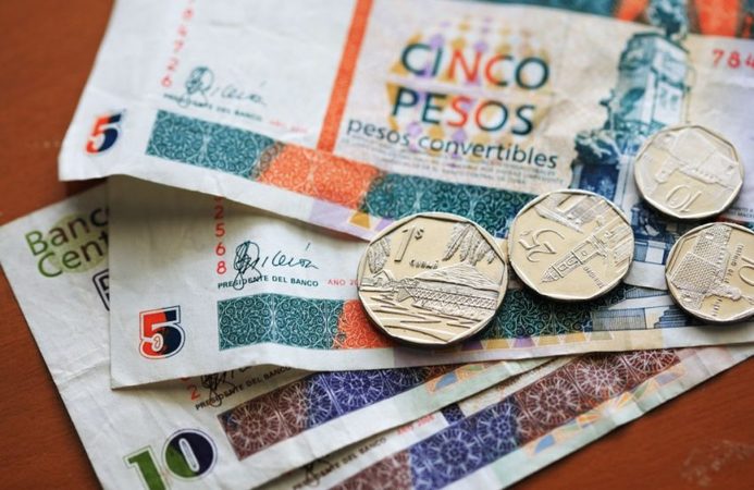 Власти Кубы планируют девальвировать конвертируемый песо впервые после революции 1959 года.