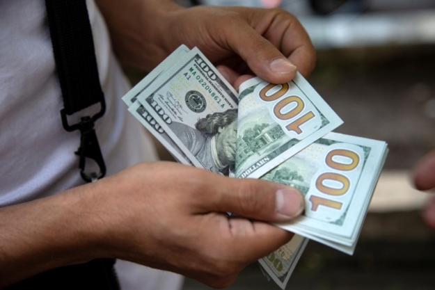 Курс долара до гривні на міжбанківському валютному ринку зріс до 28 гривень через девальваційні очікування.