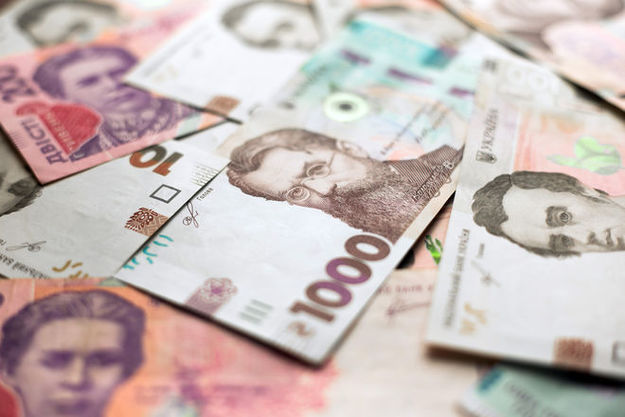 Курс украинской гривны пробил психологическую отметку 28 гривен за доллар и торгуется в среду на уровне 28,02 грн/$.