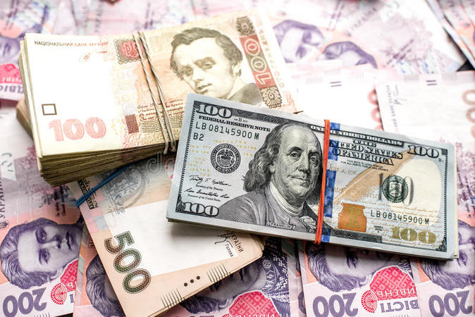 С начала осени гривна по отношению к доллару уже потеряла 50 копеек, а с начала года – более 4 грн.