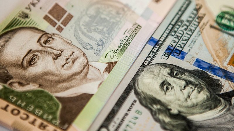 К закрытию межбанка американский доллар в покупке и в продаже подрожал на 5 копеек.