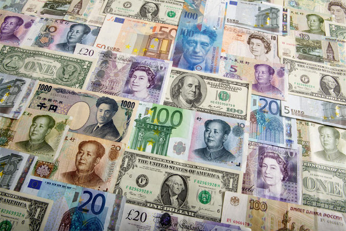 Долар США зростає по відношенню до євро і знижується в парі з японською ієною на торгах у вівторок.