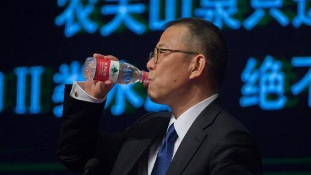 Китайський мільярдер Чжун Шаньшань став найбагатшою людиною Китаю, випливає з даних оновлюваного в реальному часі рейтингу Forbes Real-Time.