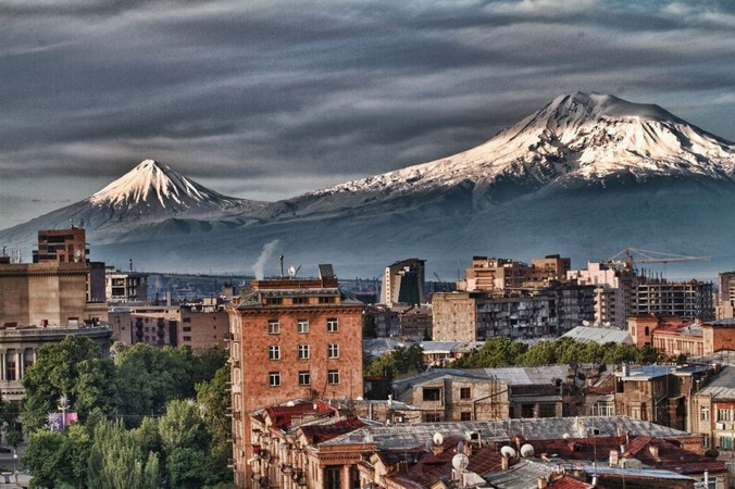 Украинские авиакомпании МАУ и SkyUp отменили ближайшие рейсы в столицу Армении Ереван из-за обострения конфликта в Нагорном Карабахе.