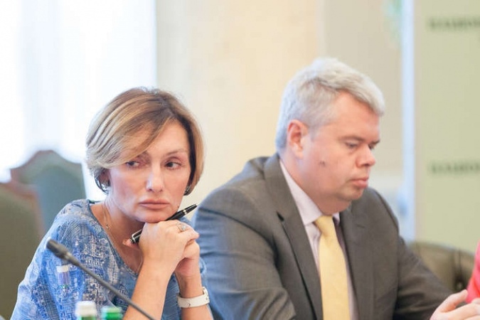 Жоден закон в Україні не забороняє Раді НБУ висловити довіру чи недовіру членам правління, тим більше, що саме Рада НБУ призначає і звільняє членів правління НБУ за поданням глави НБУ, і оцінює роботу правління в окремих сегментах роботи НБУ.