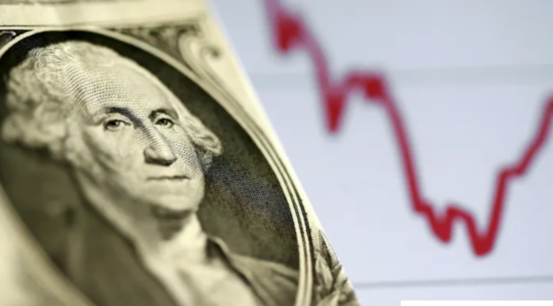 Бывший председатель совета директоров Morgan Stanley Asia и преподаватель Йельского университета Стивен Роуч предсказывает коллапс доллара на фоне растущего дефиците текущего счета и сокращения внутренних сбережений.