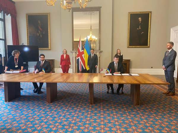 Україна та Велика Британія підписали меморандум про співпрацю між департаментом з гарантування експортних кредитів (UK Export Finance) та Кабінетом міністрів в особі міністра фінансів.