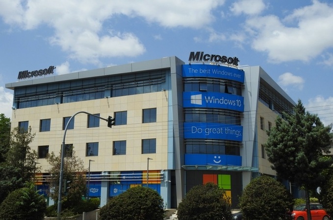 Компанія Microsoft надала внутрішнє керівництво по «гібридному робочому місцю», щоб забезпечити більшу гнучкість в роботі навіть після відкриття офісів в США.