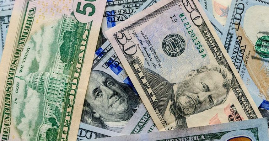 К закрытию межбанка американский доллар в покупке вырос на 2 копейки, в продаже — на 1 копейку.