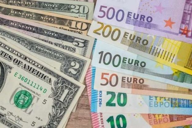 Сюрпризы с валютой: что происходило с курсом доллара и евро в понедельник