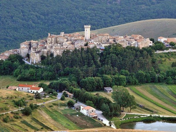 Совет поселка Санто-Стефано-ди-Сессанио, что находится на юго-востоке Италии, надеется привлечь новых молодых жителей с помощью грантов до 44 тысяч евро, если они откроют там бизнес, сообщает CNBC.