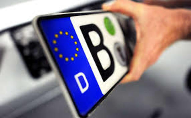 28 октября Кабмин согласовал проект постановления, которое разрешает полиции штрафовать машины на еврономерах.