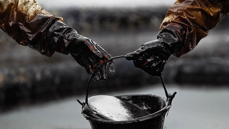 Стоимость декабрьского фьючерса на нефть марки Brent снизилась на торгах в четверг на 3,11%, до $37,84 на 13:05 по Киеву.