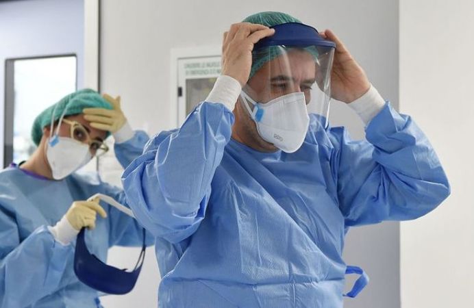 Верховная Рада в ходе сегодняшнего заседания приняла закон о перенаправлении 557 млн грн бюджетных средств на борьбу с эпидемией коронавируса.