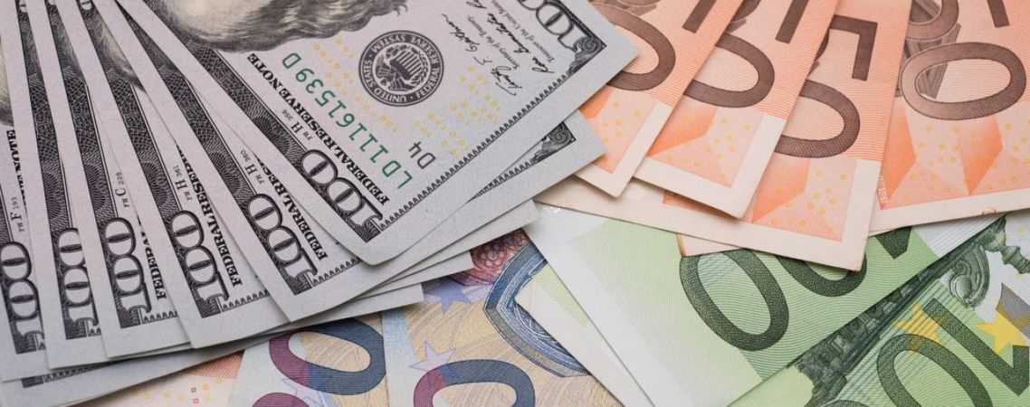 Доллар дешевеет, евро растет: что в реальности происходит с валютой в Украине