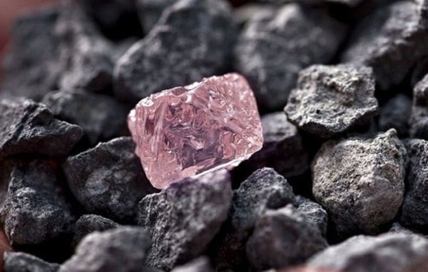 Найбільша у світі копалина рожевих алмазів припинила існування