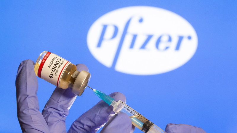 Фондові ринки по всьому світу відреагували стрімким зростанням на заяву фармацевтичної компанії Pfizer про 90% ефективність нової вакцини проти коронавірусу, пише Finclub.