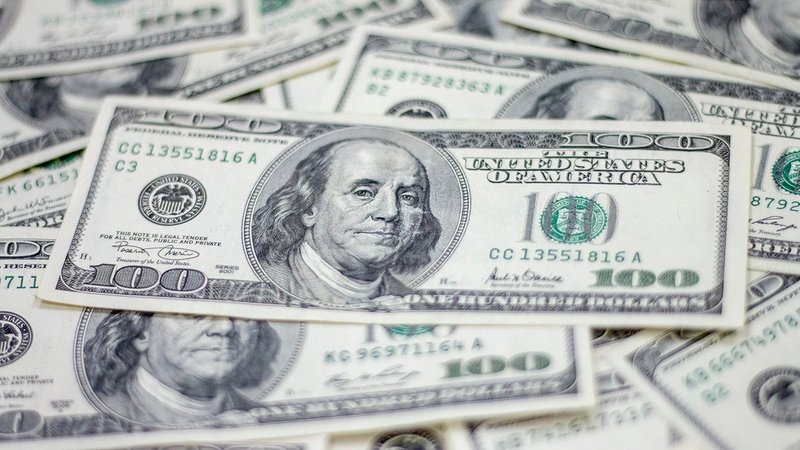 До відкриття міжбанку долар додав в покупці і в продажу 1 копійку.