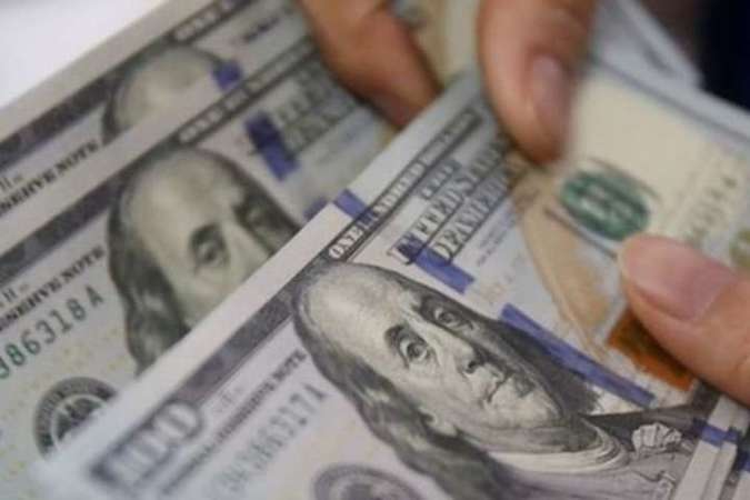 Центральный банк Казахстана временно запретил покупать доллары на местном валютном рынке.