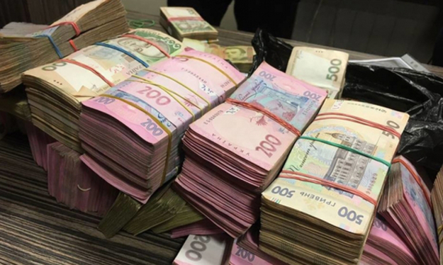 Міністерство фінансів на аукціонах 17 листопада залучило до бюджету 2,51 млрд грн від розміщення облігацій внутрішньої державної позики в гривні та доларах.