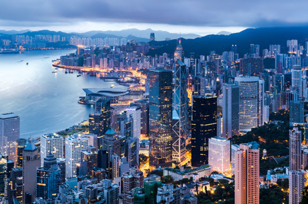 На фоне переживаемой миром пандемии covid-19 Гонконг сохранил статус лидера рейтинга самых дорогих для жизни крупных городов.